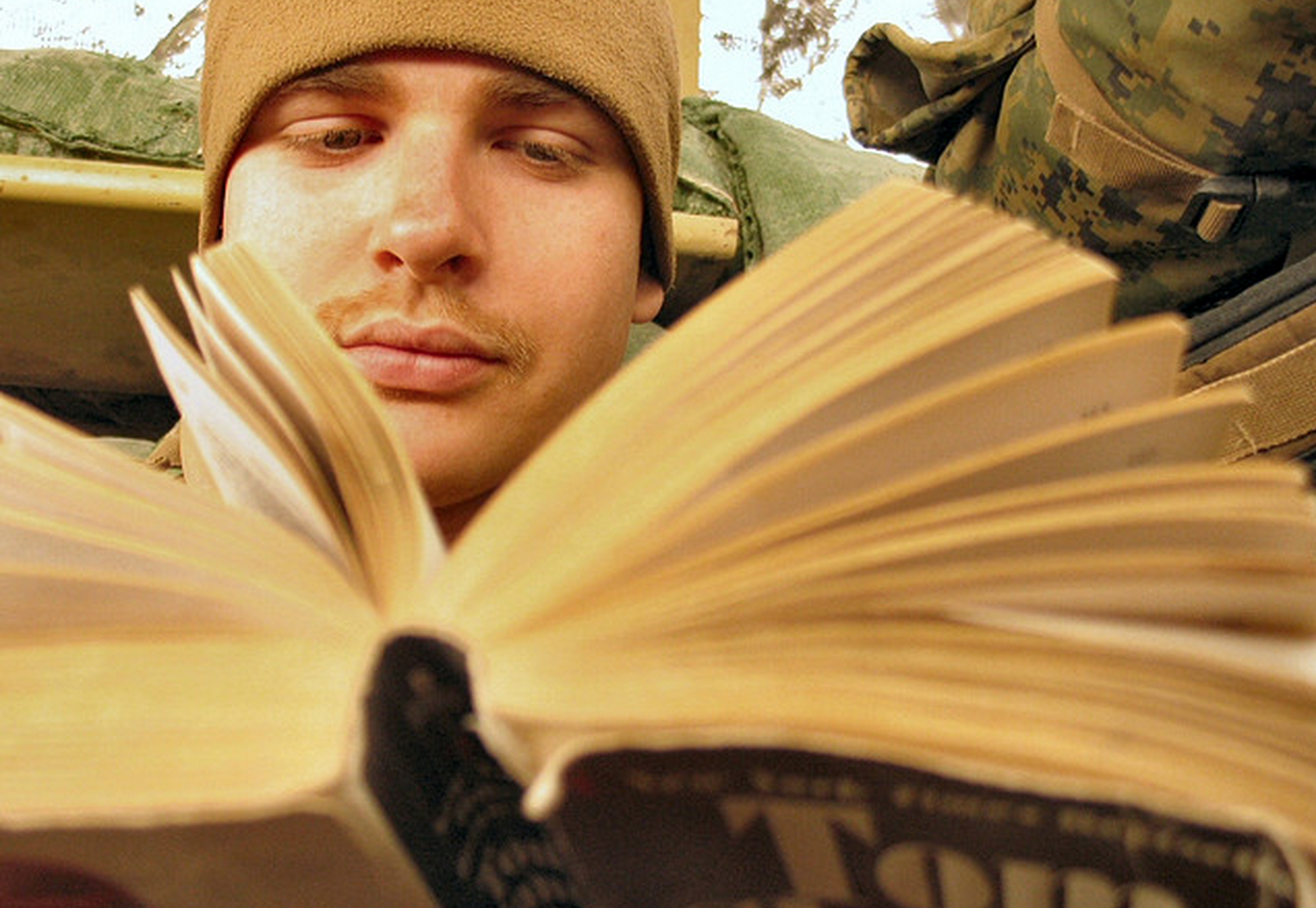 Instead of reading. Военный парень читает в телефоне. Парень читает записку.