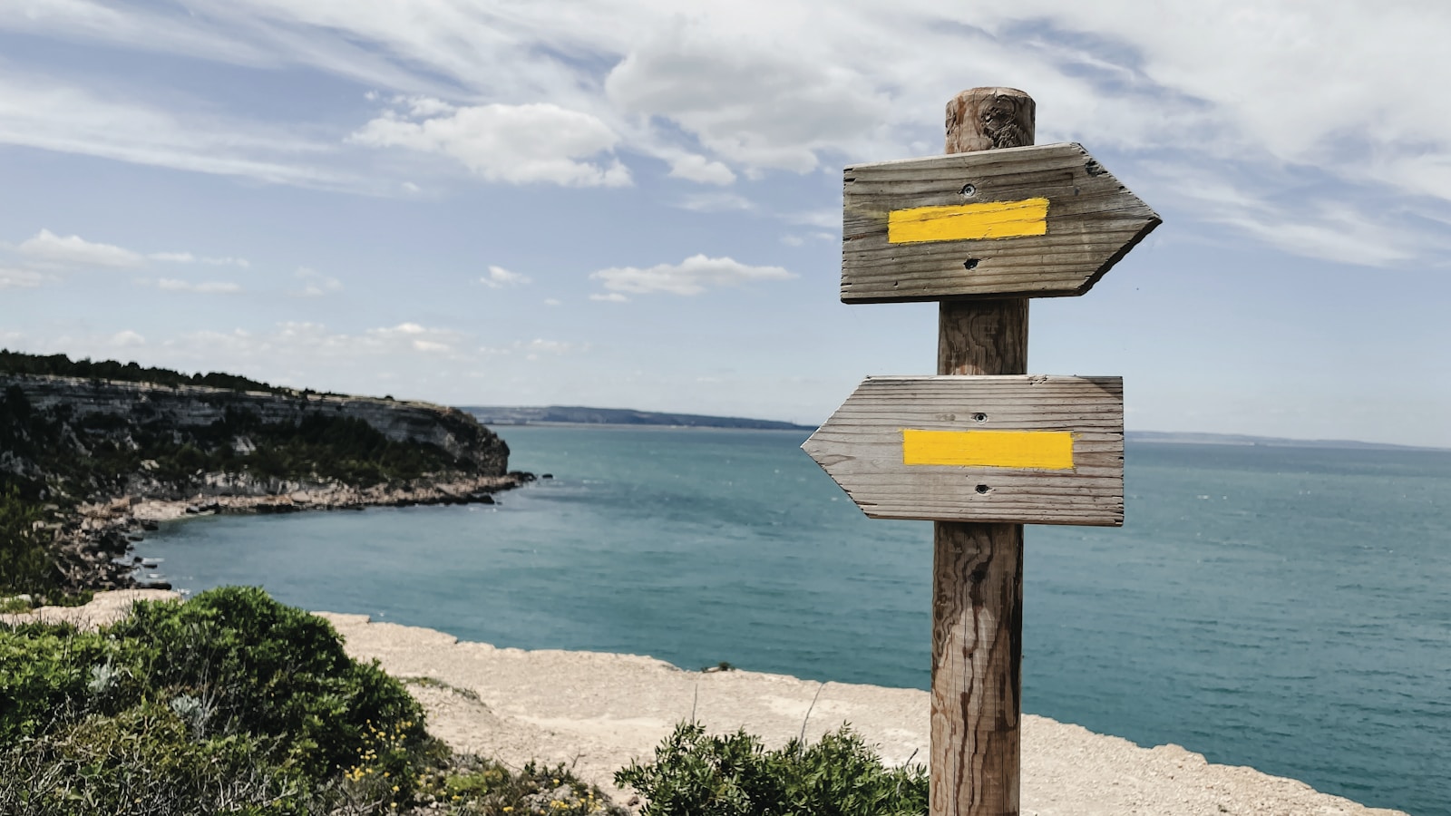 A wooden sign pointing to two different directions